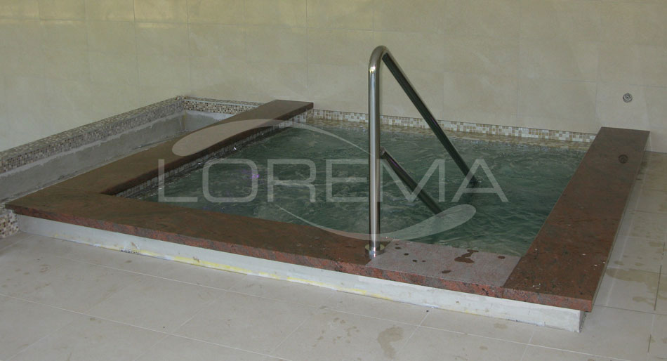 SPA masážní bazének vybavený masážními tryskami ve 3 úrovních, LED barevné podvodní osvětlení, filtrace a chemická úprava vody pro veřejný provoz