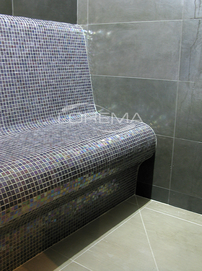 Parní sauna stěny a podlaha velkoformátový obklad, sedák mozaika skleněná