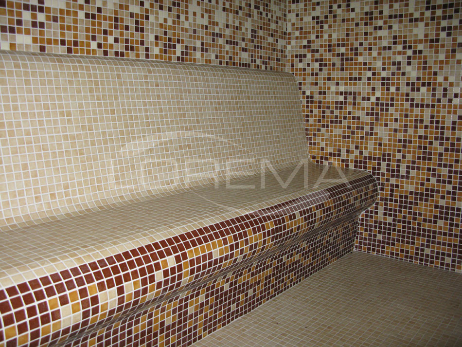 Parní sauna obklad Ezarri, podlaha Cuarzo Antislip, sedáky Degradados Pop-Cuarzo, svislé zdi Degradados Pop, strop Cuarzo