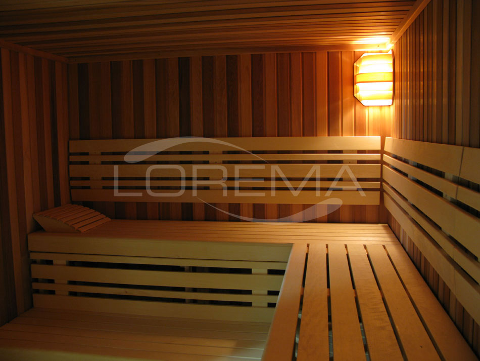 Interiér finské sauny s lavicemi