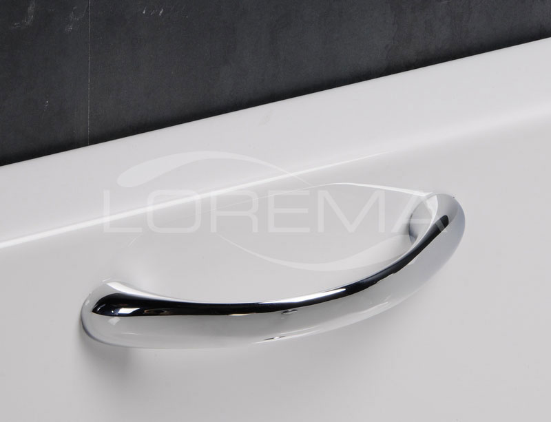 Handle Symetric is a very elegant handle from brass with chrome finish. Its way of mounting enables it to be easily changed in the bathing space of the bathtub.
