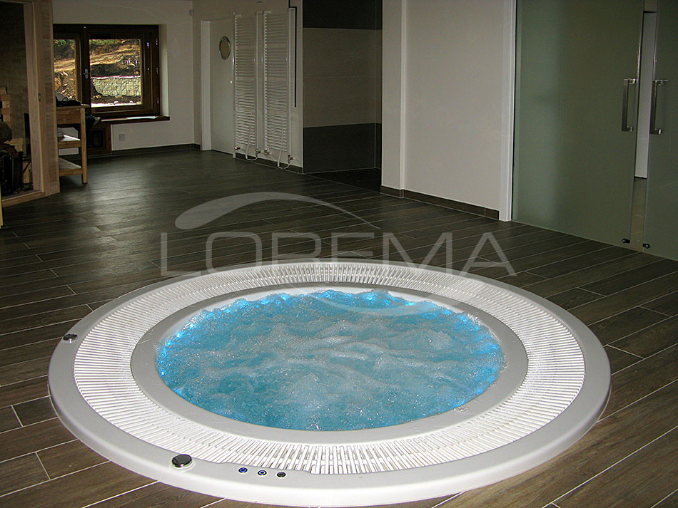 Masážní bazének s přelivem s jedinečnou bezchlorovou úpravou vody pomocí ozónu a UV (AOP proces)
