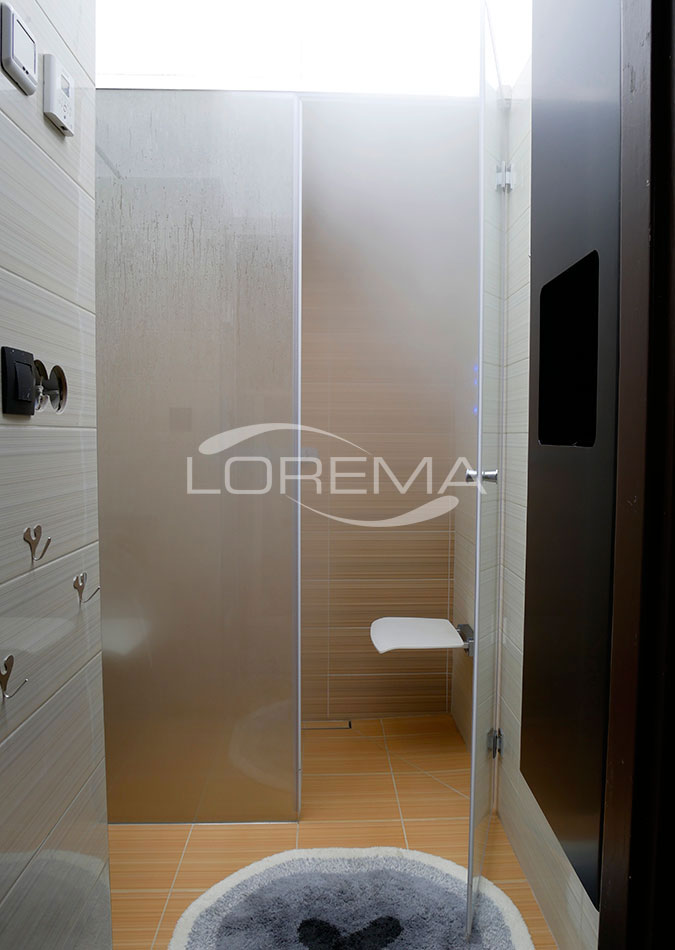Parní sauna 160x80cm je současně velkým sprchovým koutem kam se pohodlně vejde 4 členná rodina