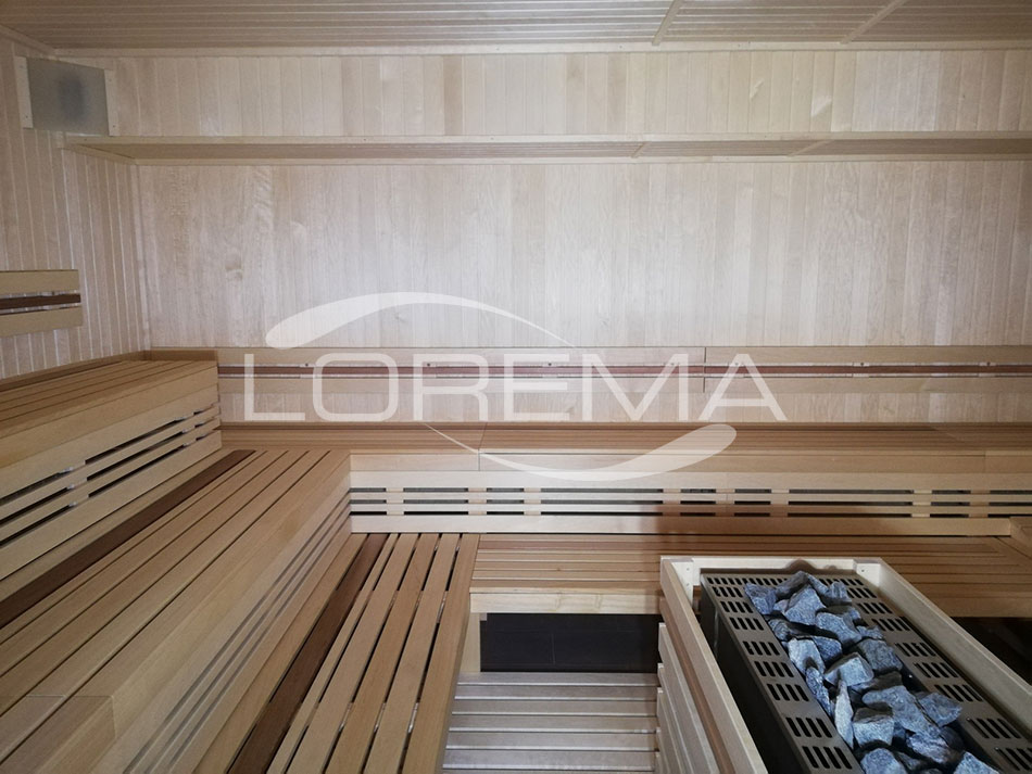 Finská sauna provedení skandinávský smrk, lavice Abachi, opěrky a lavice s Cedrovými prvky