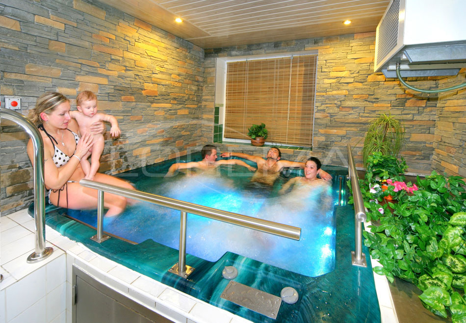 Masážní bazének s hydromasážní technologií (repasování) pro veřejné použití, Hotel Špinlerova Bouda