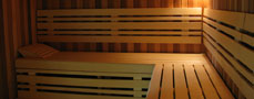 Interiér finské sauny s lavicemi
