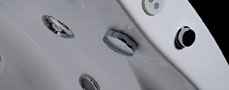 Detail elektronického ovládání 3 funkce: vodní, vzduchová masáž, osvětlení. Vpravo od elektronického ovladače je umístěn mechanický regulátor přisávání vzduchu pro regulaci intenzity vodní masáže.