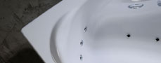 Detail trysek (zleva): zádové vodní mikrotrysky, vzduchové trysky ve dně, boční masážní vodní maxitryska uzavíratelná (pro zvýšení masážního účinku ostatních vodních trysek).