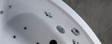 Detail vany Orava s tryskami, sacím košem čerpadla a vanovou odtokovou soupravou s bovdenovým ovládáním.