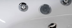 Relaxační vzduchové trysky jsou instalovány ve dně vany. Masážní vodní maxtryska umožňuje uzavření každé jednotlivé trysky pro zvýšení masážního účinku ostatních vodních trysek. Sací koš čerpadla (nahoře uprostřed) .