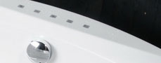 Detail vany Rosana (Polysan) osazená systémem Combipool s elektronickým beztlačítkovým ovládáním S-Touch a tryskami SLIM.